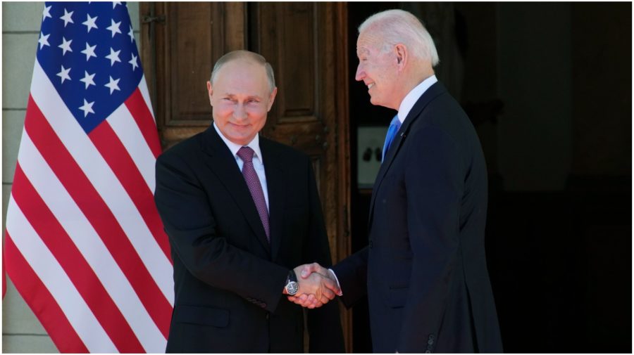 Ruský prezident Vladimir Putin sa zdraví s americkým prezidentom, ktorým je Joe Biden.