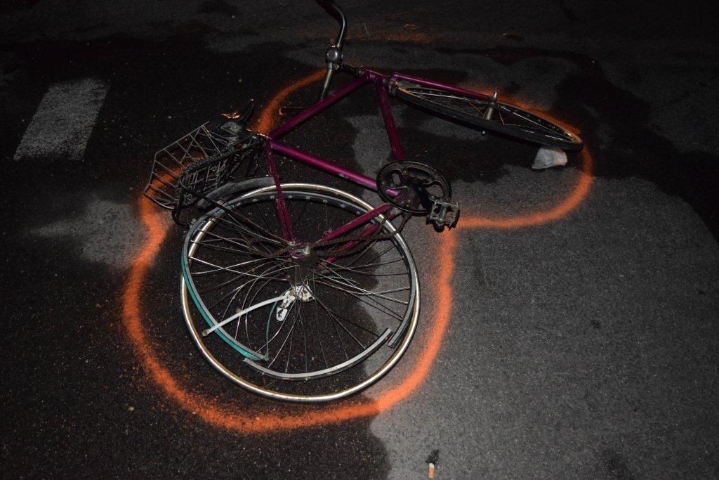 Na snímke bicykel po tragickej dopravnej nehode na ceste prvej triedy pri obci Èilizská Radvaò v okrese Dunajská Streda v utorok 24. mája 2016. Polícia vyetruje príèiny a okolnosti tragickej dopravnej nehody, ktorá sa stala v utorok na ceste prvej triedy pri obci Èilizská Radvaò v okrese Dunajská Streda. Vo veèerných hodinách tu viedol 42-roèný vodiè zo Svodína v okrese Nové Zámky kamión smerom od mesta Ve¾ký Meder do obce Medveïov. V blízkosti benzínového èerpadla sa pravdepodobne plne nevenoval vedeniu vozidla, v dôsledku èoho si nevimol cyklistu jazdiaceho v rovnakom smere. Prednou èasou ahaèa narazil do 50-roèného mua z Èilizskej Radvane, ktorý pri nehode utrpel zranenia nezluèite¾né so ivotom. TASR informovala hovorkyòa Krajského riadite¾stva Policajného zboru v Trnave Martina Kredatusová. FOTO TASR - KR PZ v Trnave *** Local Caption *** kamión cyklista bicykel tragická dopravná nehoda