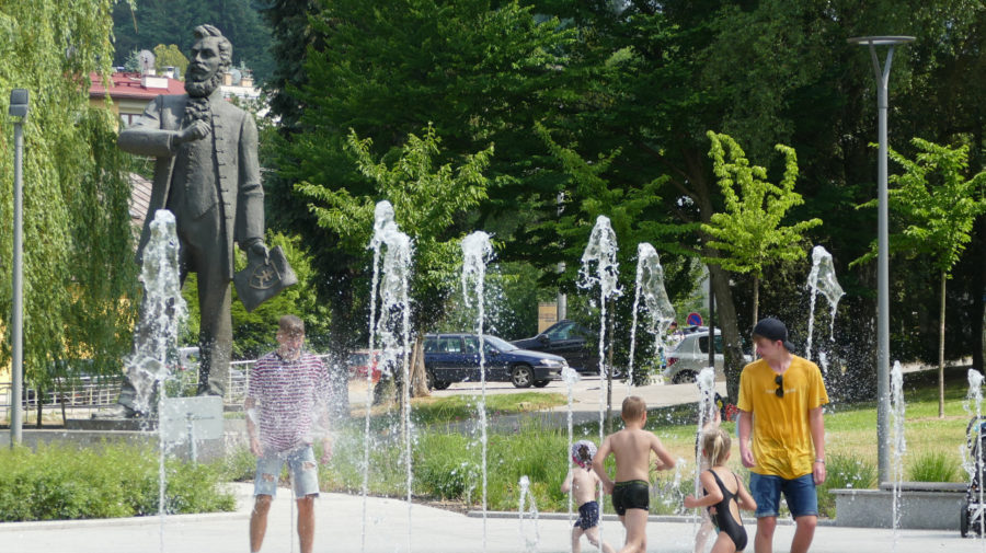 Letné horúčavy v Žiline Na snímke deti šantia počas letných horúčav vo fontáne v Parku Ľudovíta Štúra v Žiline 6. júla 2021.