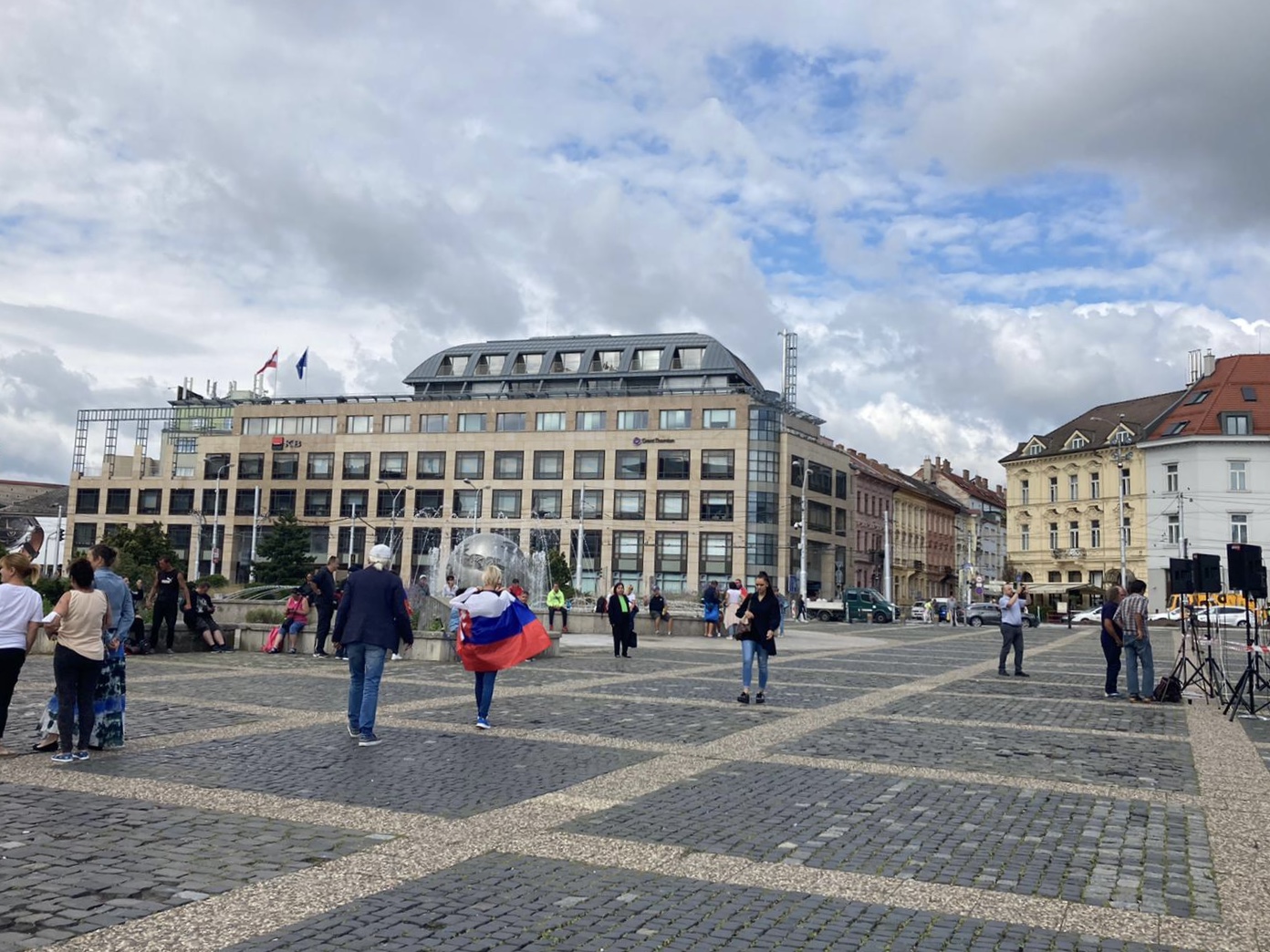 Aktuálna situácia na Hodžovom námestí