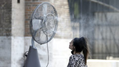 žena pri ventilátore