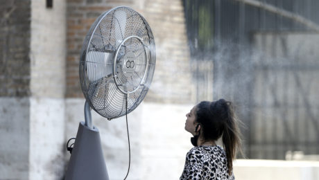 žena pri ventilátore