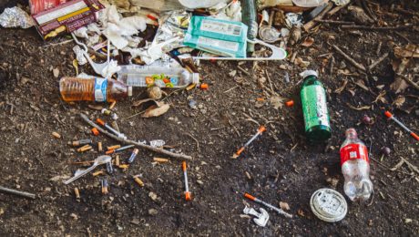 Drogy, striekačky, závislosť