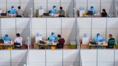 Na snímke ľudia v očkovacom centre.