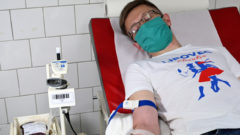 Na snímke je muž, ktorý daruje krv.