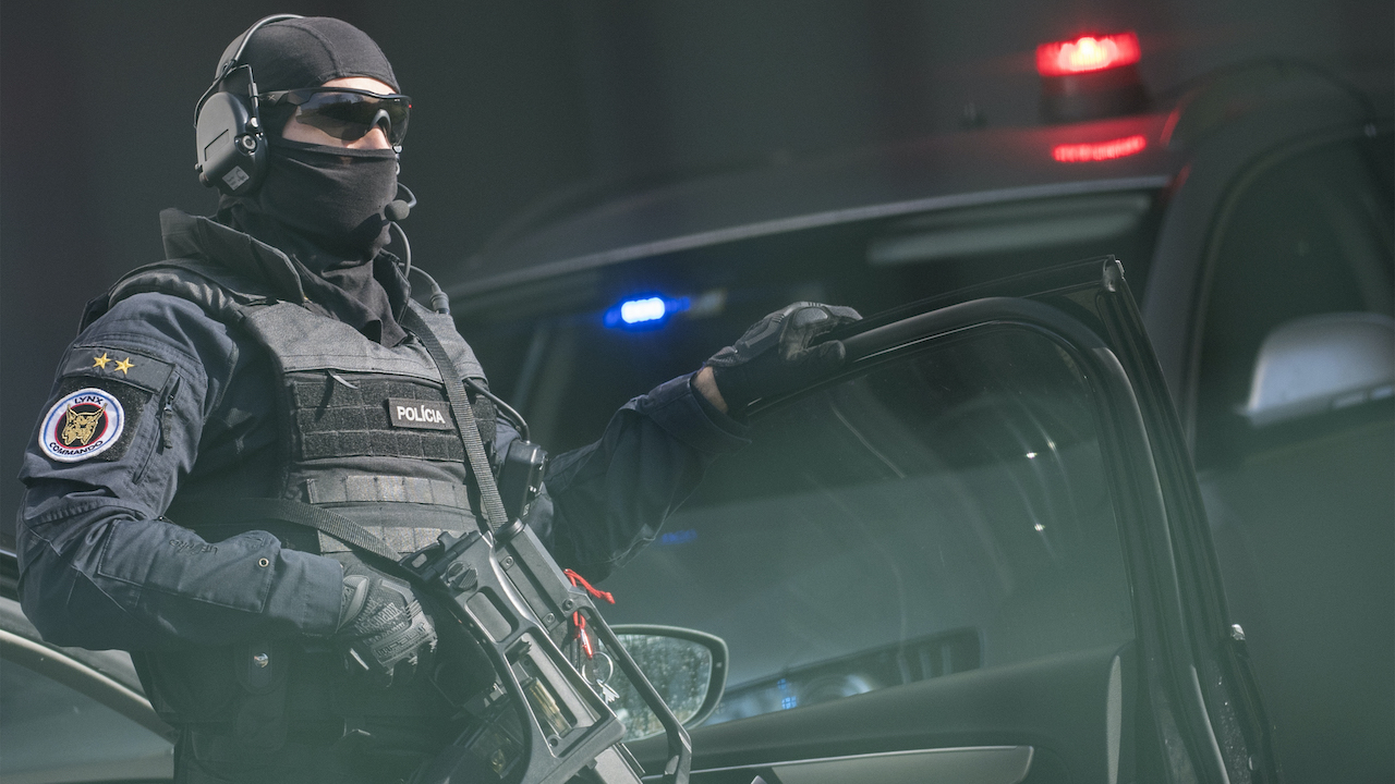 naka polícia očistec