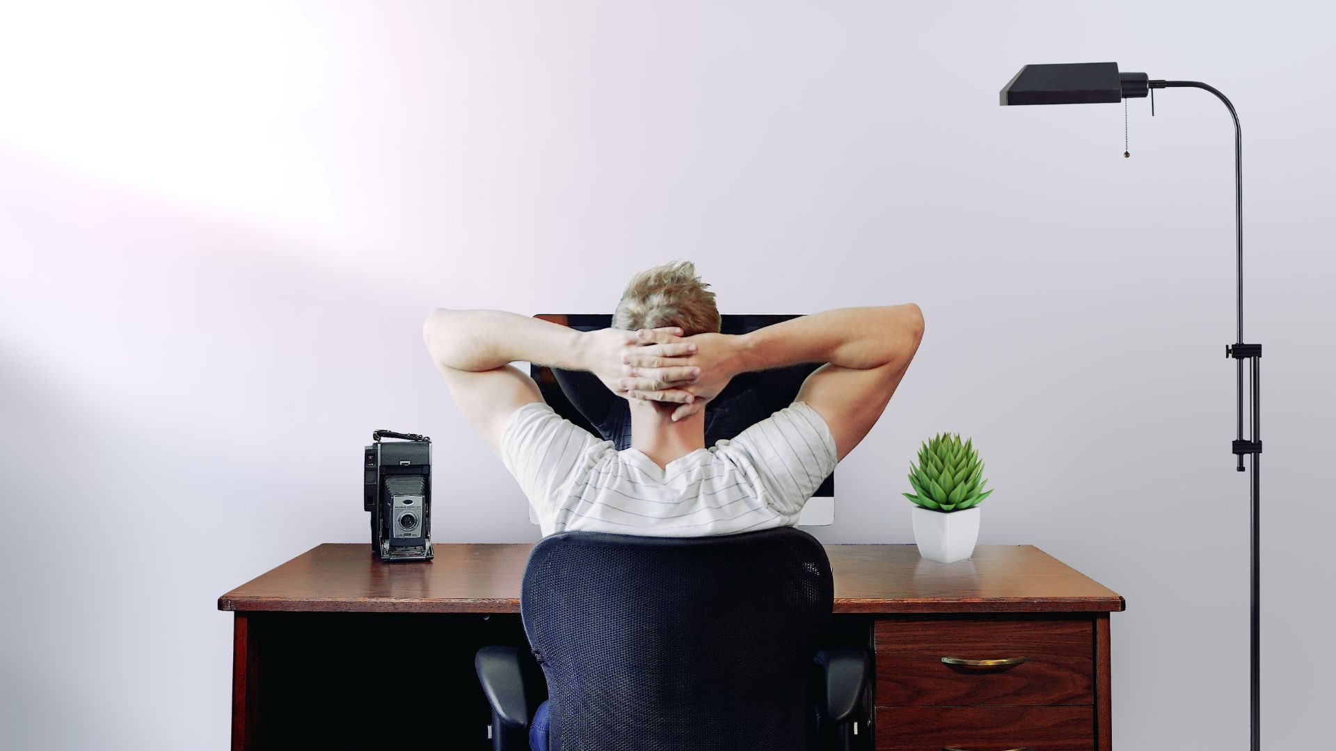 Muž sedí na kancelárskej stolčike