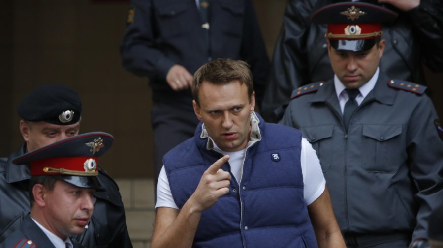 Ruský prominentný antikorupčný bloger a opozičný líder Alexej Navaľnij policajná eskorta