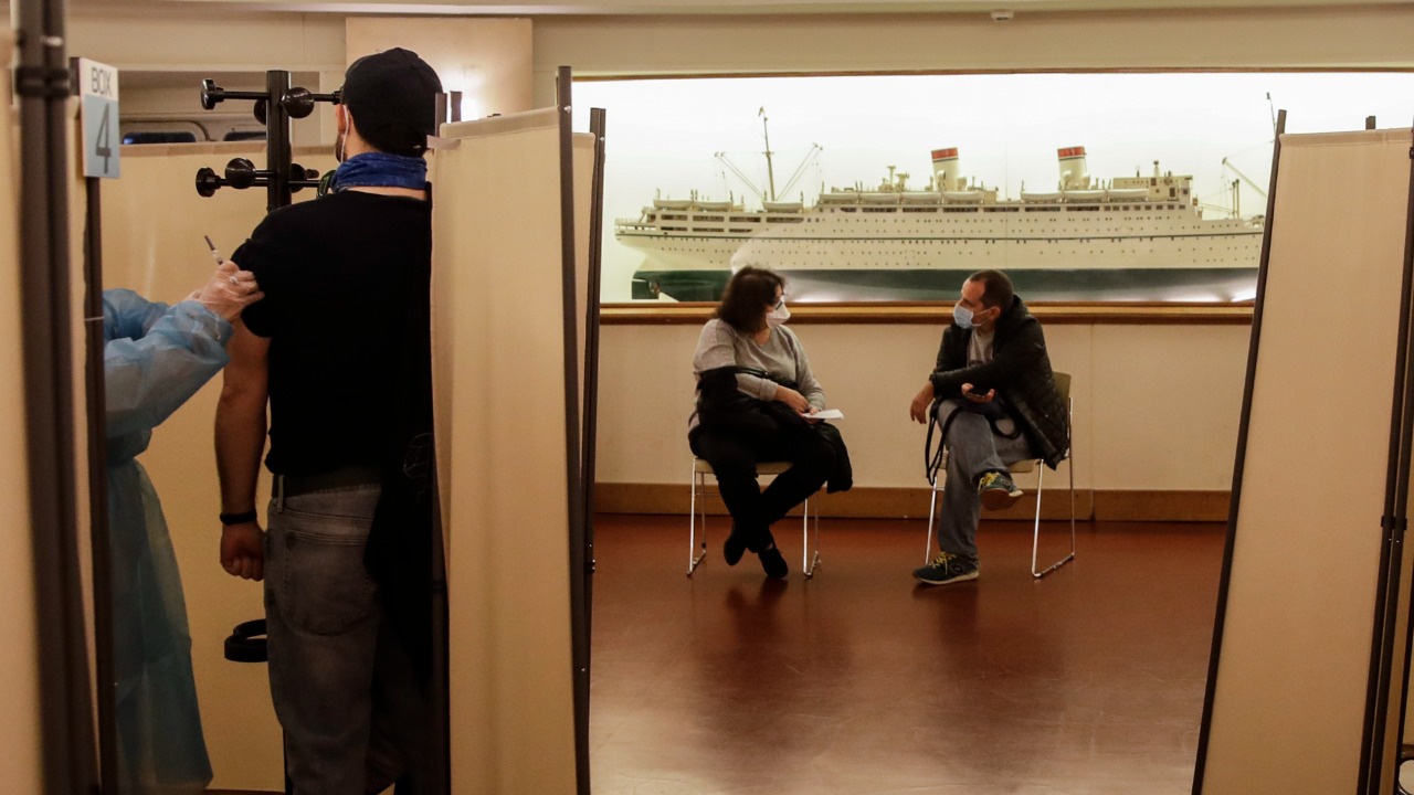 Na snímke ľudia počas očkovania proti chrípke v Múzeu vedy a techniky