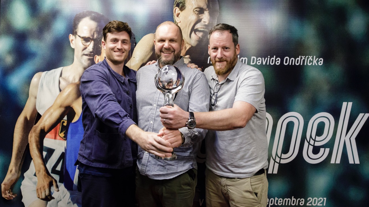 austrálsky herec James Frecheville, režisér a producent David Ondříček a producent Kryštof Mucha
