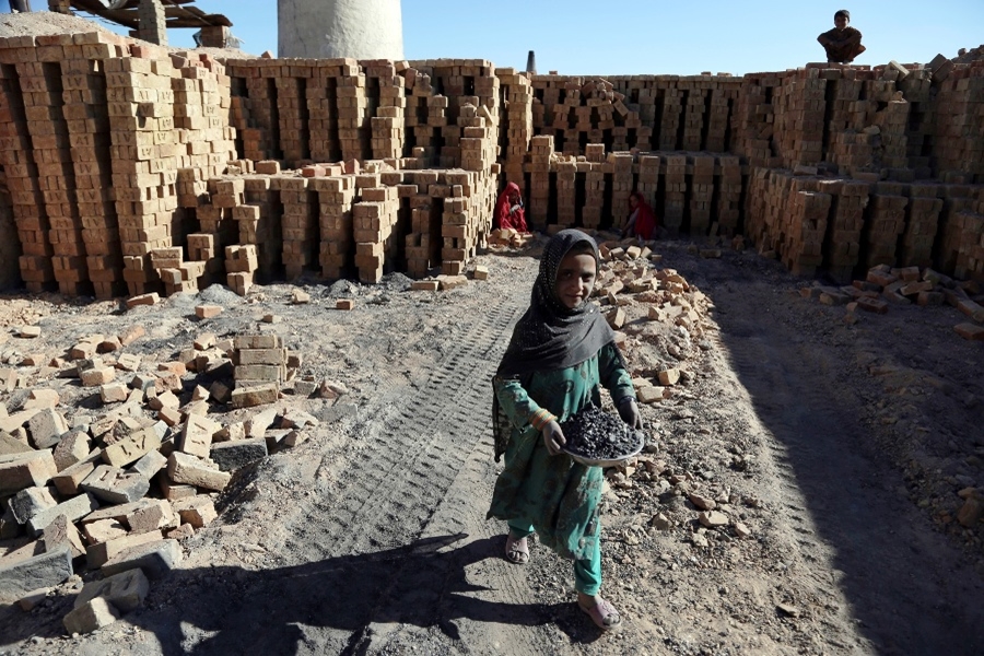 pracujúce dieťa v Kábule tehelňa