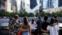 Turisti pri Ground Zero, pamätníku obetiam útokov z 11. septembra 2001 v New Yorku