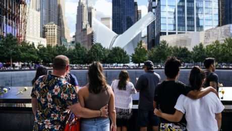 Turisti pri Ground Zero, pamätníku obetiam útokov z 11. septembra 2001 v New Yorku