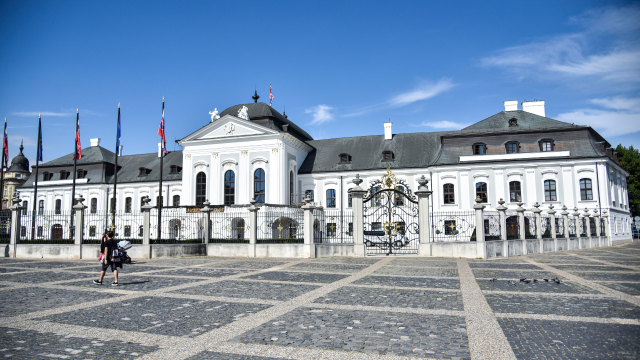  Na snímke Grasalkovičov palác alebo Prezidentský palác na Hodžovom námestí 10. septembra 2020 v Bratislave. Od roku 1996 v nej sídli prezident Slovenskej republiky.
