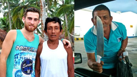 Na snímke je Michal Hertlík a muž s nožom.