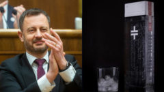 Vľavo Heger tlieska, vpravo Double Cross vodka a pohár s ľadom