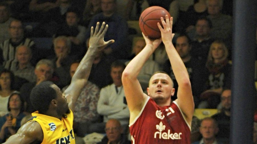 Na snímke Michal Maslík z Komárna (vpravo) a Lakeem Jackson zo Svitu počas zápasu 17. kola Eurovia Slovenskej basketbalovej ligy mužov