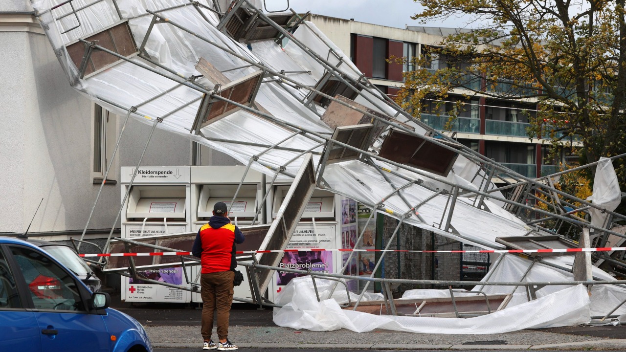 Zrútené lešenie leží pred bytovým domom v nemeckom meste Würzburg 21. októbra 2021