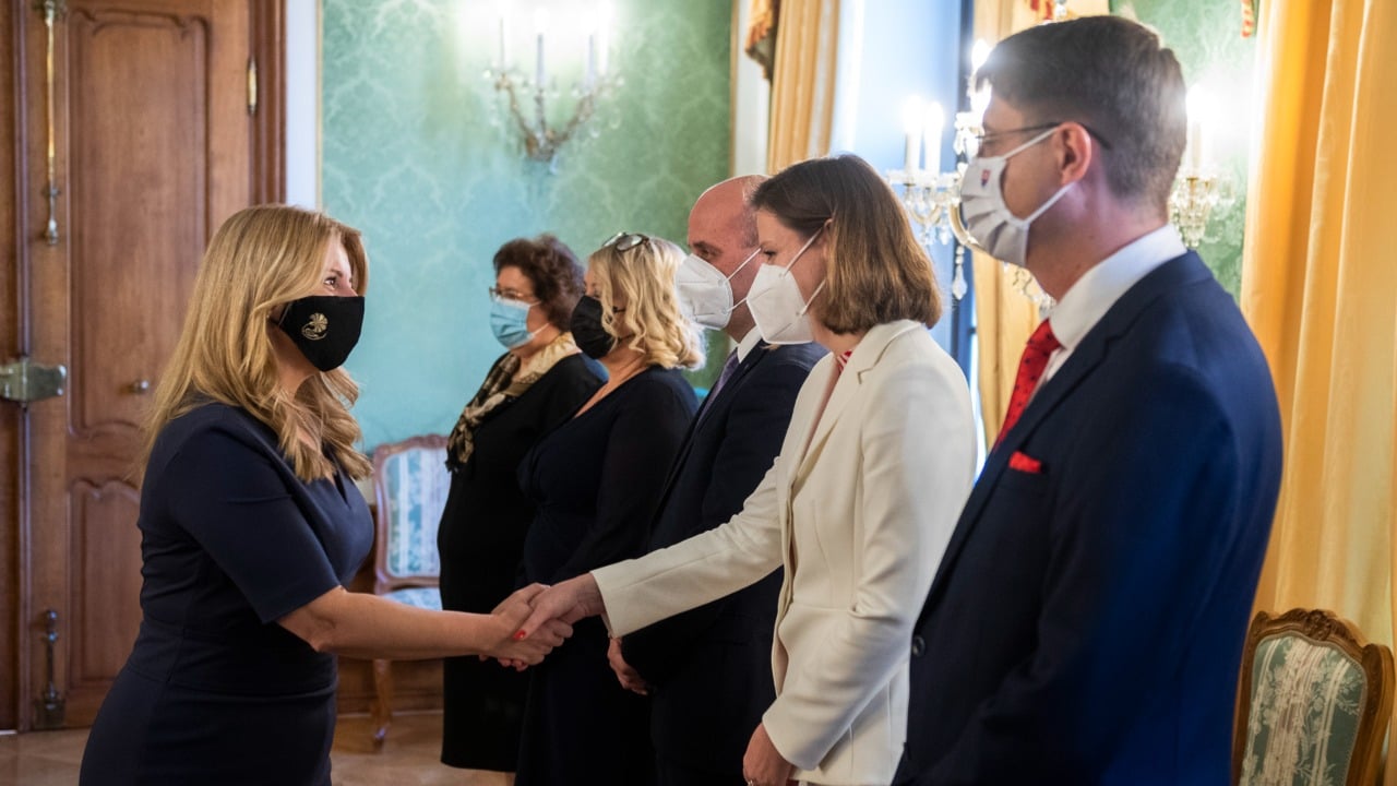 Na snímke vľavo prezidentka SR Zuzana Čaputová počas stretnutia s ekonómami a sociológmi