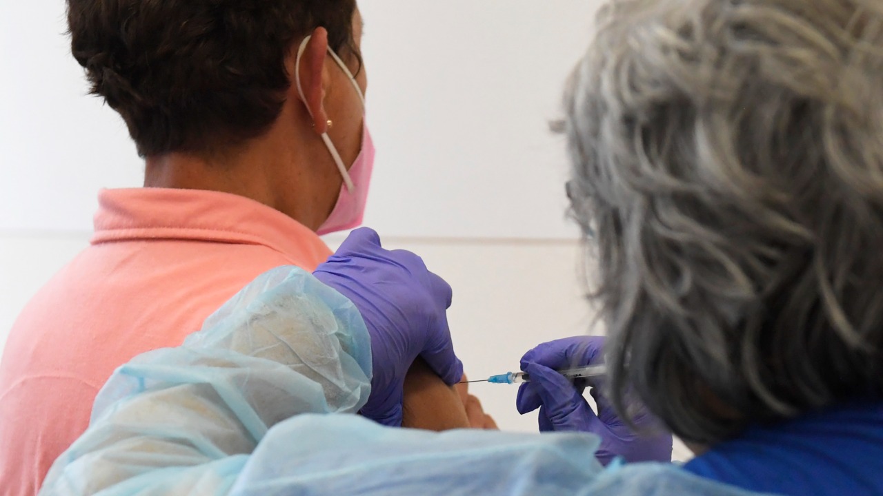 Na snímke očkovanie 3. dávkou vakcíny klientov Domova sociálnych služieb