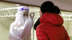 Na snímke je zdravotníčka a žena, ktorá je testovaná pcr testom.