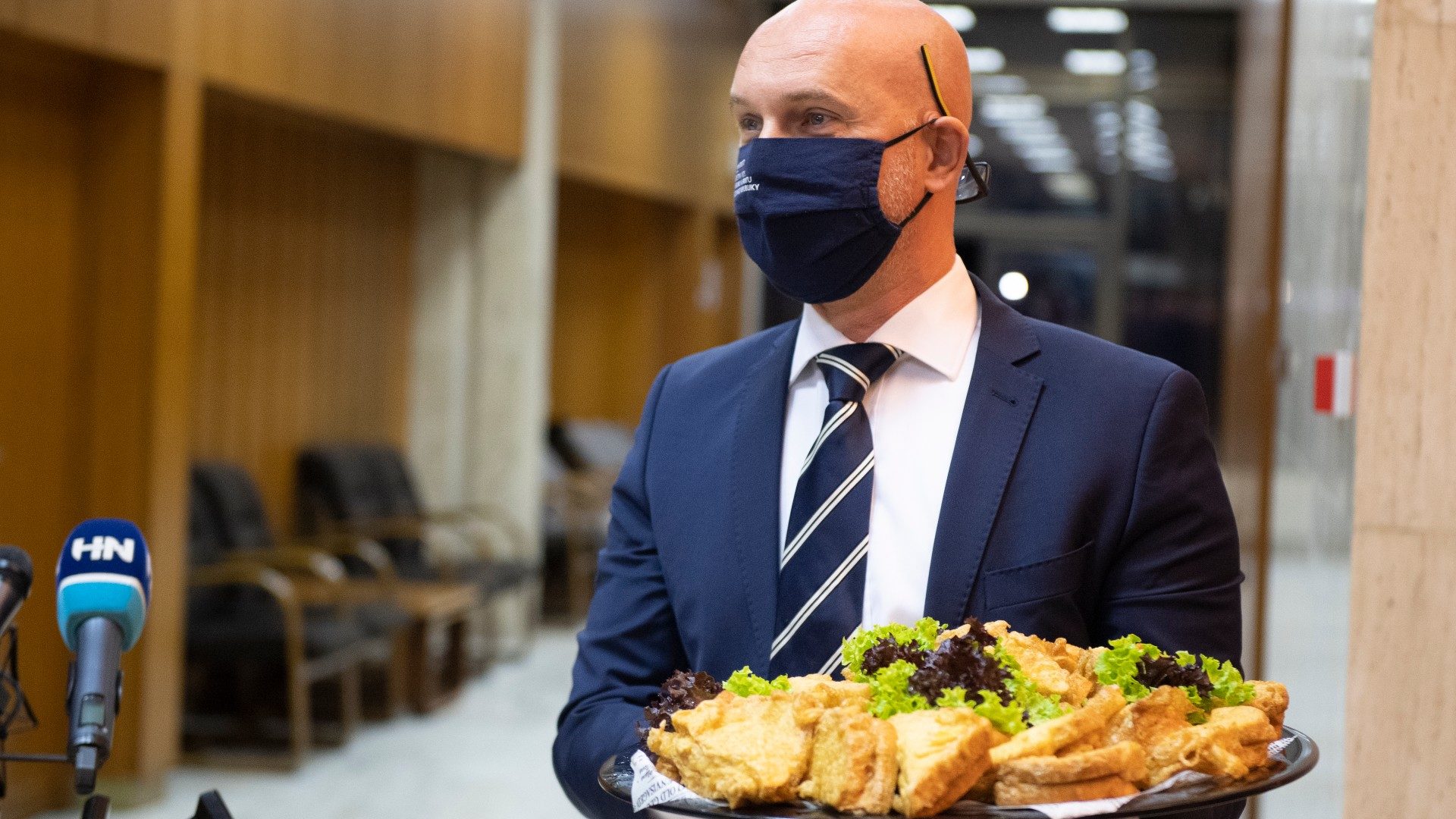 branislac grogling s rúškom bez okuliarov