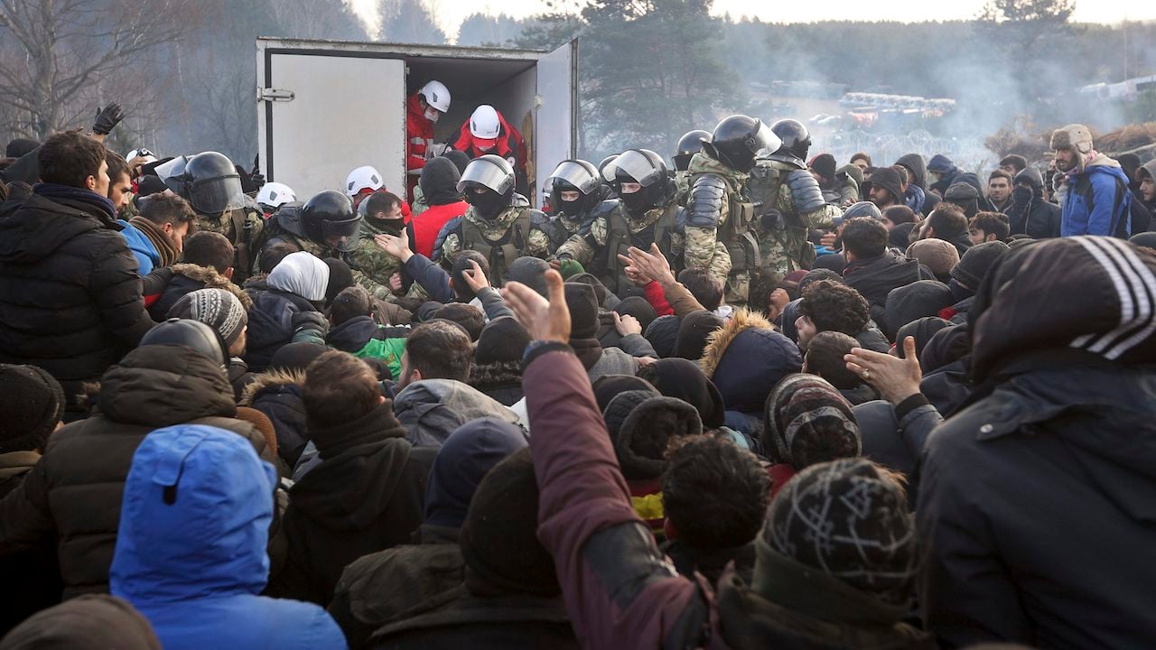 Polska przeżywa trudną noc.  Masy migrantów wydają się przygotowywać do ogromnego ataku na granicę