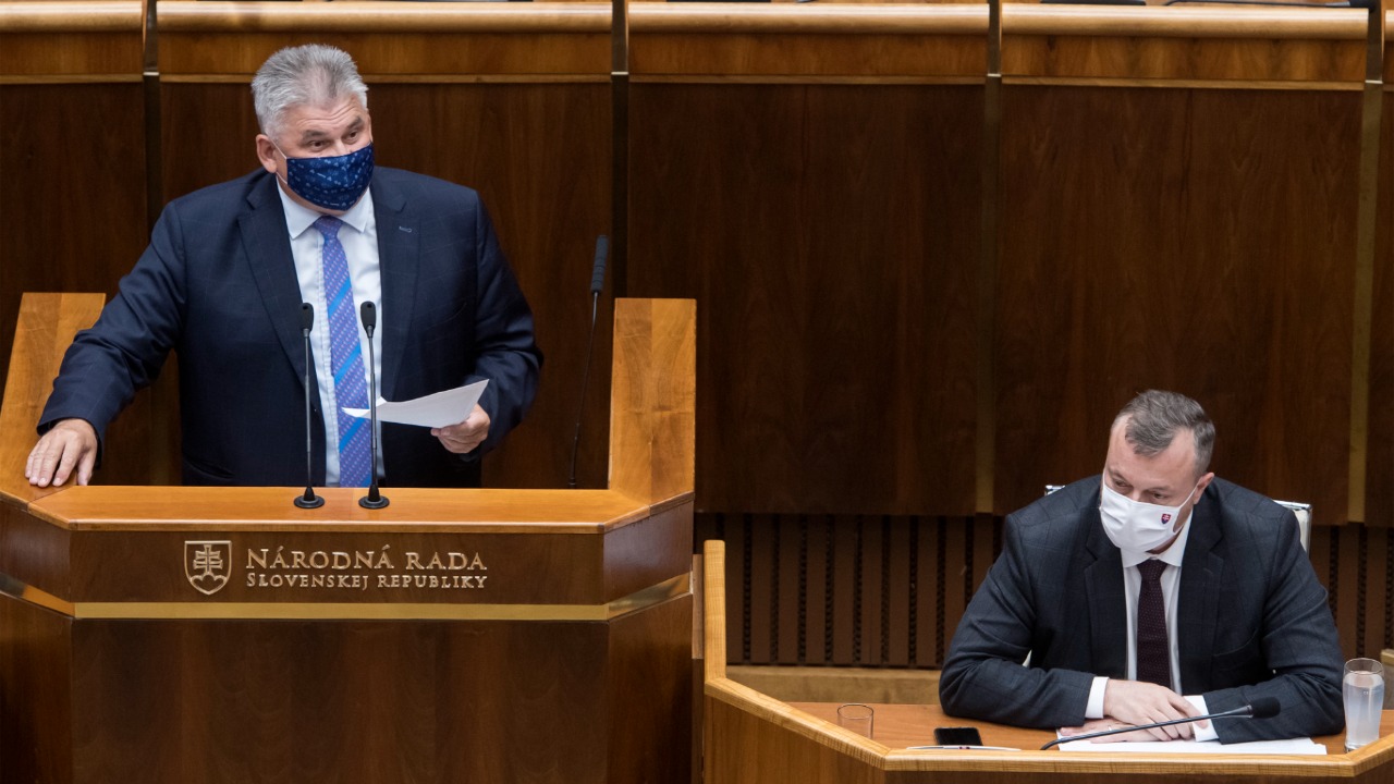 Na snímke sprava minister práce, sociálnych vecí a rodiny (MPSVaR) SR Milan Krajniak (Sme rodina), jeho predchodca a opozičný poslanec Ján Richter (Smer-SD)