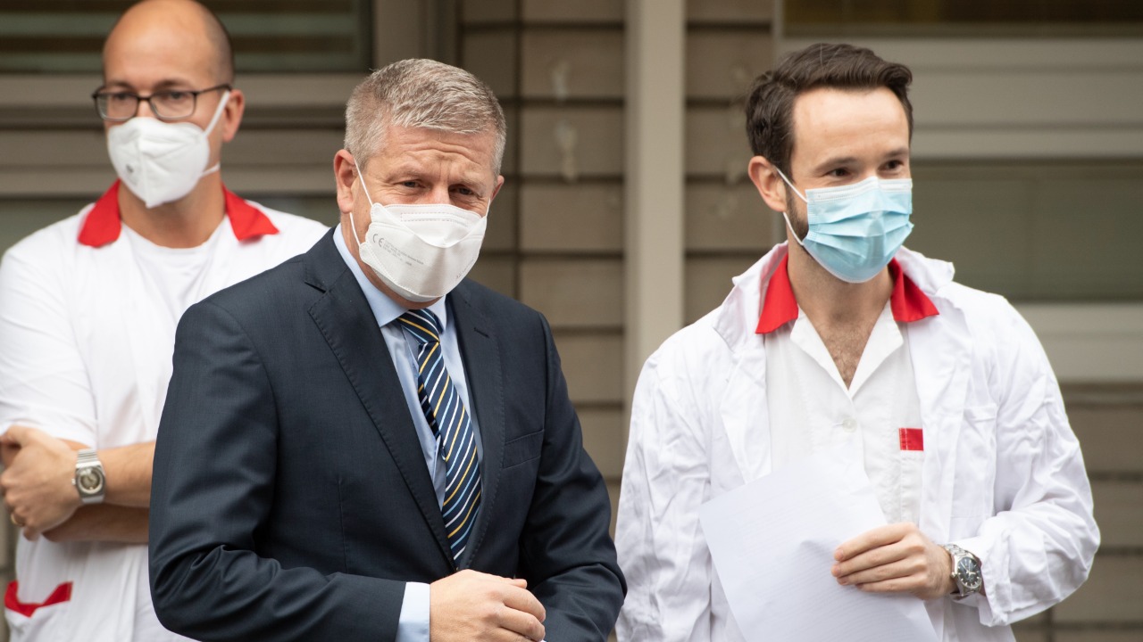 Na snímke vľavo minister zdravotníctva SR Vladimír Lengvarský a vpravo lekár Peter Sabaka počas verejnej výzvy zdravotníkov z nemocníc verejnosti na podporu očkovania proti ochoreniu COVID-19.