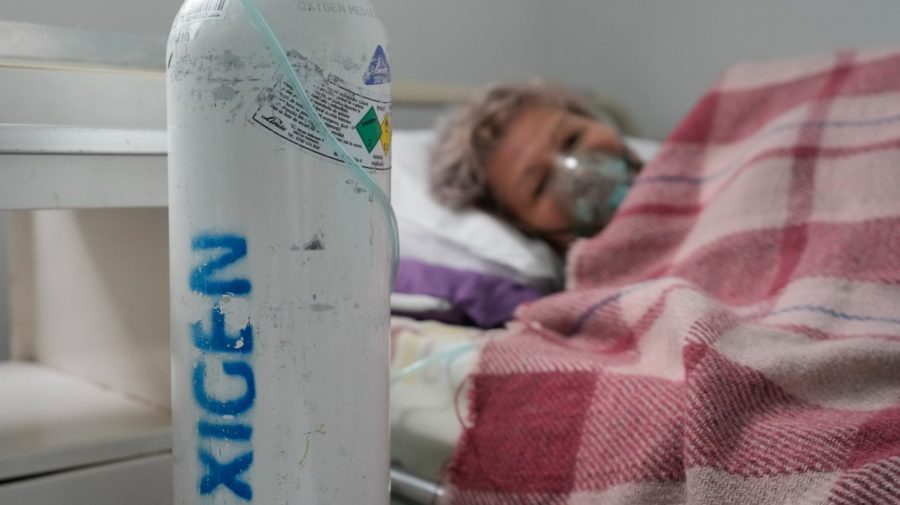 Pacientka dýcha cez kyslíkovú masku na Covid oddelení