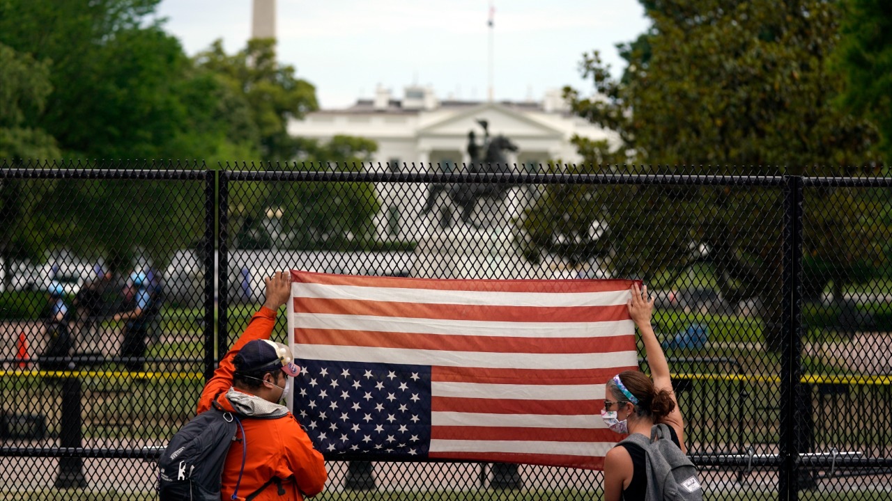 Ľudia protestujú proti policajnému zásahu