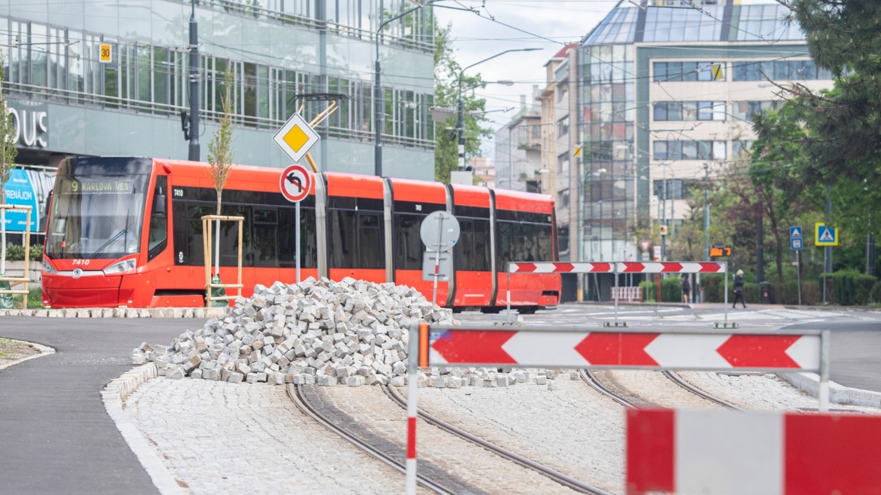 rekonštrukcia električková trať stavebné stroje obnovená dlažba, električka