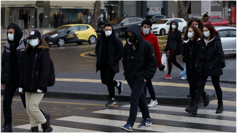 Na snímke ľudia s ochrannými rúškami kráčajú v Ankare 30. marca 2021