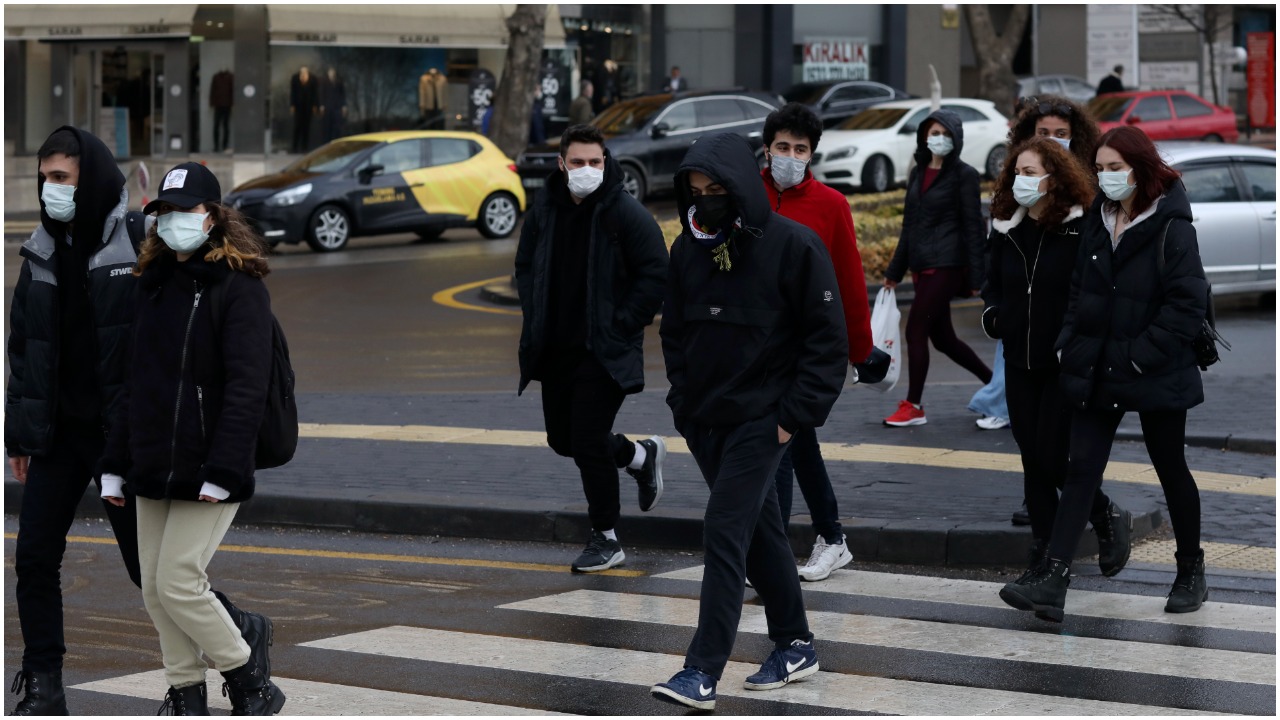 Na snímke ľudia s ochrannými rúškami kráčajú v Ankare 30. marca 2021