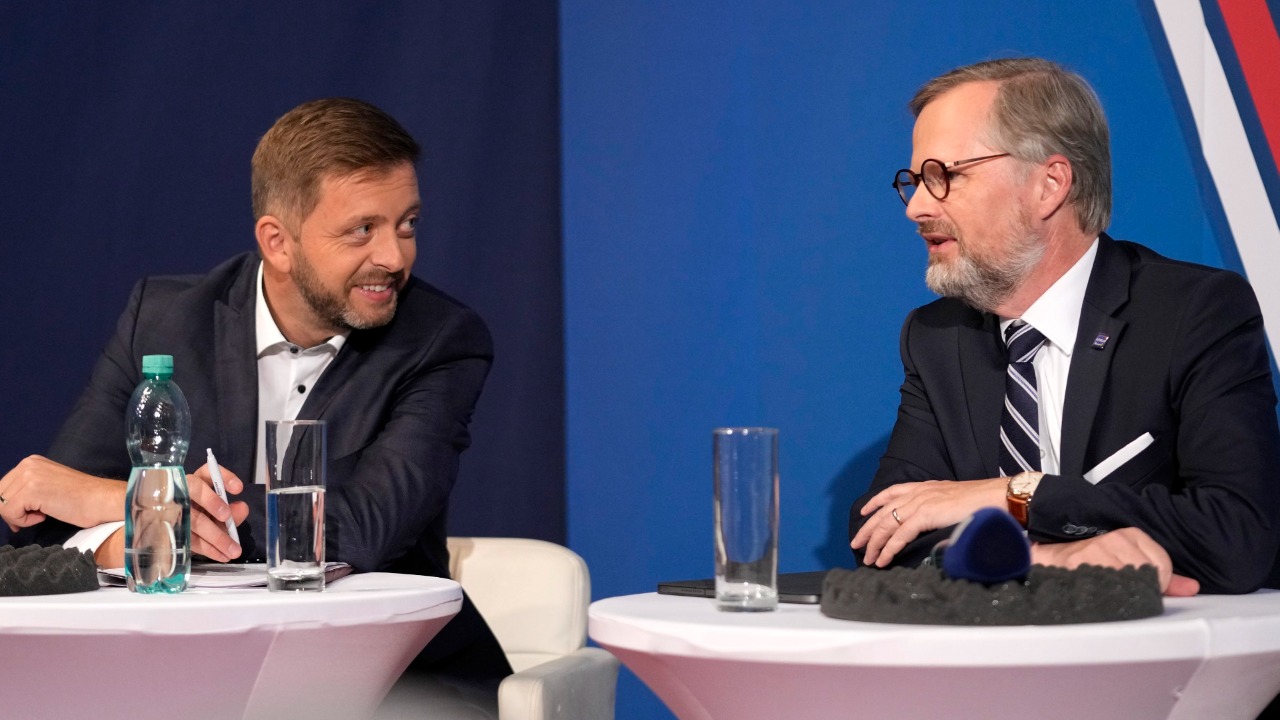 Líder koalície SPOLU Petr Fiala (vpravo), ktorá združuje tri strany ODS, KDU-ČSL a TOP 09  a spolulíder koalície Piráti a Starostovia Vít Rakušan