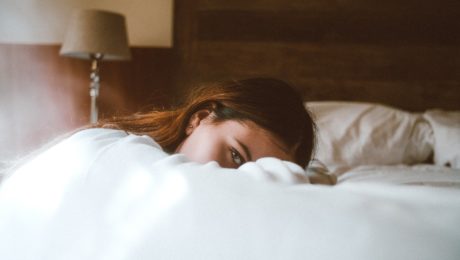 Plačúcu ženu nútil