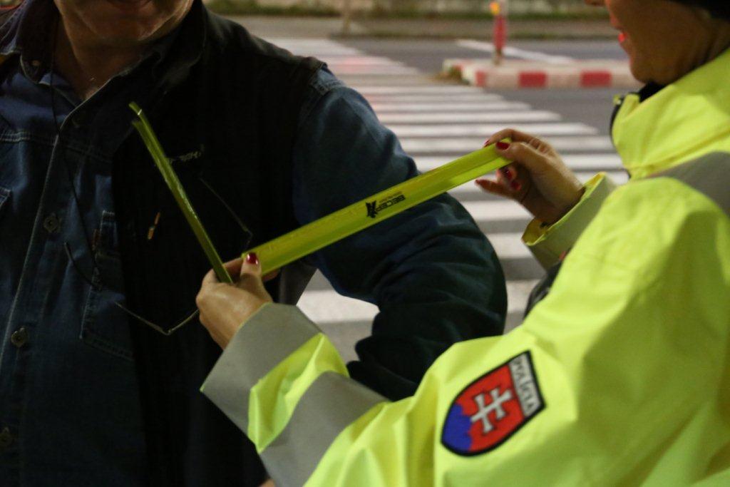 Polícia upozorňuje na povinnosti chodcov a cyklistov použžívať reflexné vesty a reflexné prvky.