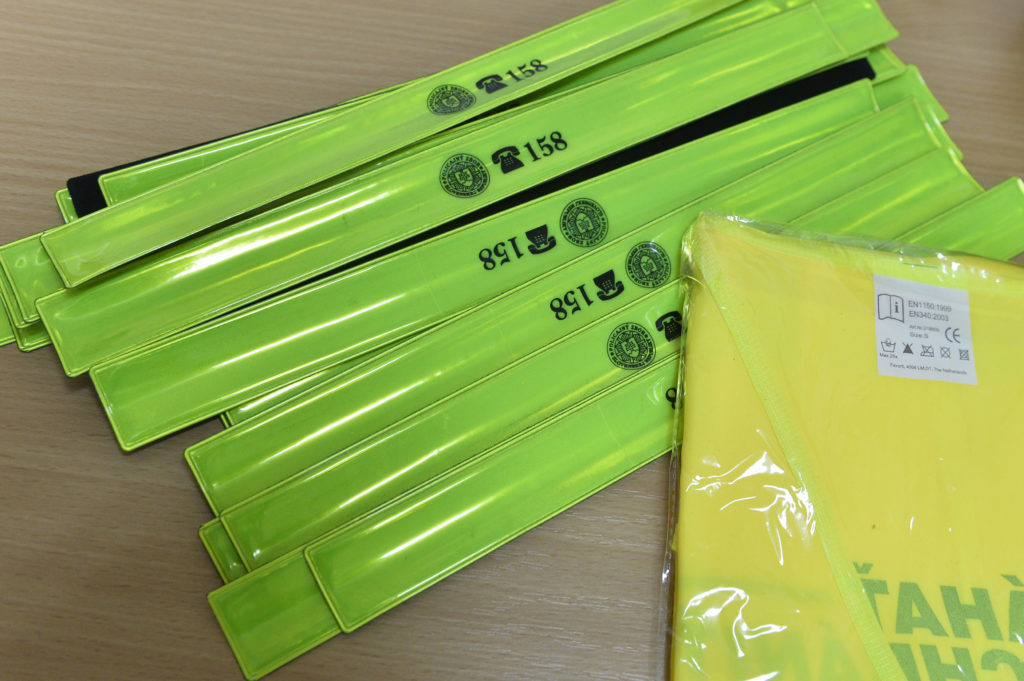 Reflexné prvky sú veľmi efektívnym spôsobom zviditeľnenia chodcov na cestách.