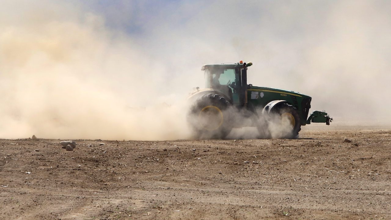 sucho traktor poľnohospodárstvo