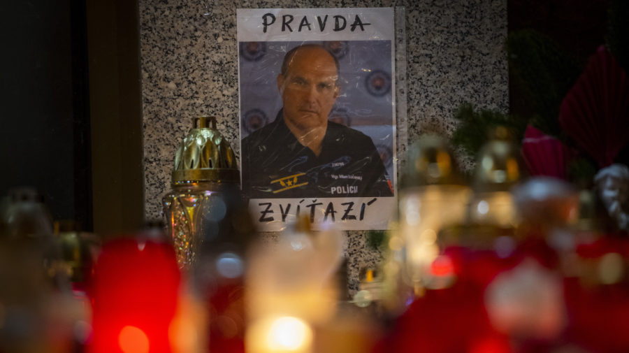 Na snímke fotografia a zapálené sviečky pred Prezídiom Policajného zboru na Račianskej ulici v Bratislave na počesť zosnulého bývalého policajného prezidenta Milana Lučanského