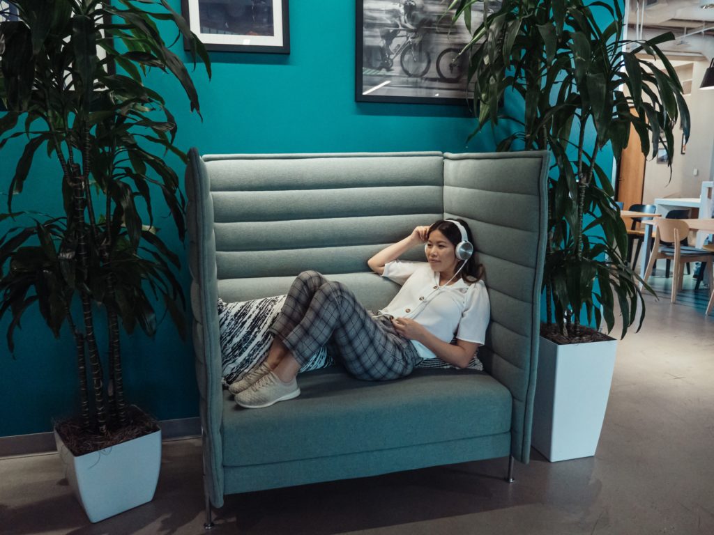 Pexels / Moderná kancelária dnes už nepredstavuje iba miesto na prácu. Svojim zamestnancom by mala ponúkať aj priestor aj pre oddych, zábavu, či iné aktivity.