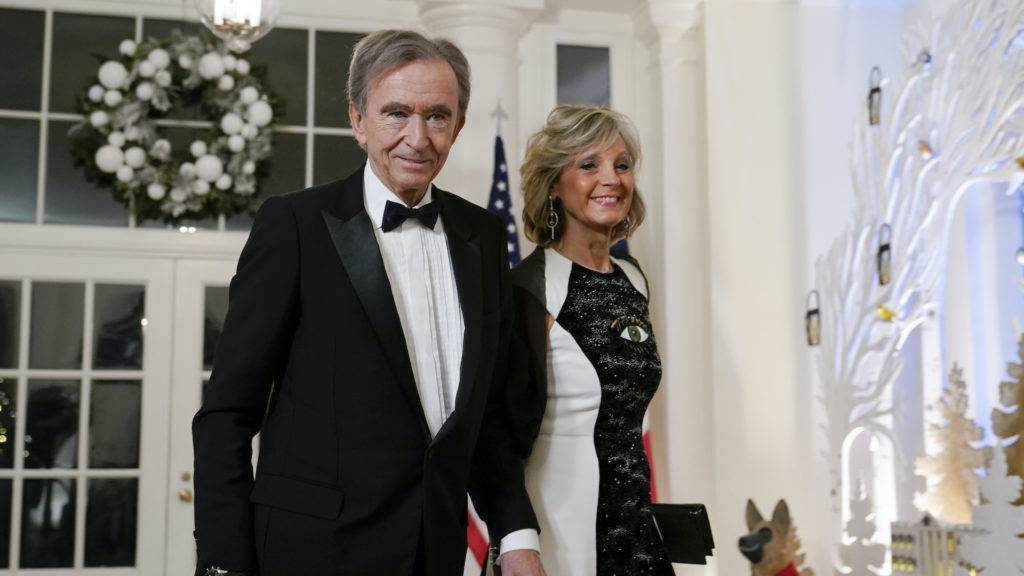 Bernard Arnault sa pozerá