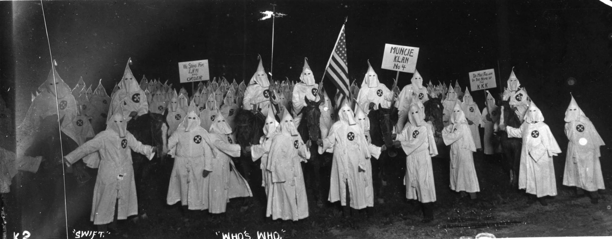 Pochod Ku-Klux-Klanu v  bielych kuklách