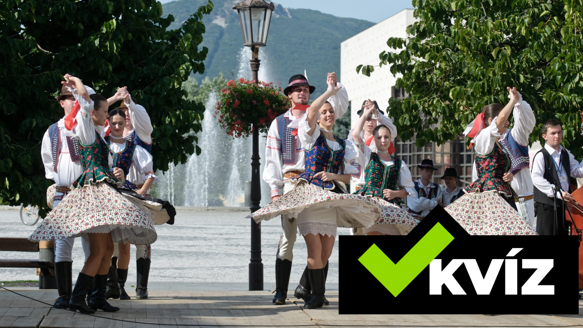 Na snímke sú tanečníci v krojoch.