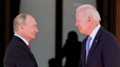 Ruský prezident Vladimir Putin sa zdraví s americkým prezidentom, ktorým je Joe Biden