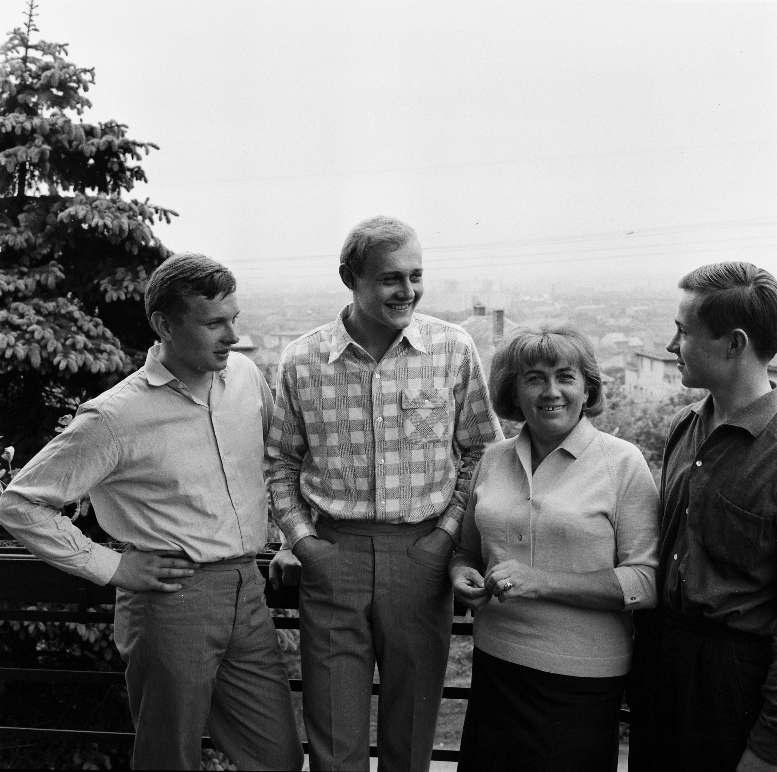 Na archívnej snímke z 5. mája 1968 Dubčekovci. Rodina Alexandra Dubčeka (zľava) syn Peter, Pavol, manželka Anna a syn Milan v záhrade Dubčekovej vili.