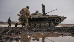 Ukrajinskí vojaci na obrnenom bojovom vozidle počas cvičenia v rámci Operácie spoločných síl v kontrolovanom priestore v Doneckej oblasti na východe Ukrajiny
