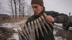 Ukrajinský príslušník armády nesie veľkokalibrovú muníciu pre obrnené bojové vozidlá počas cvičenia v rámci Operácie spoločných síl v kontrolovanom priestore v Doneckej oblasti na východe Ukrajiny