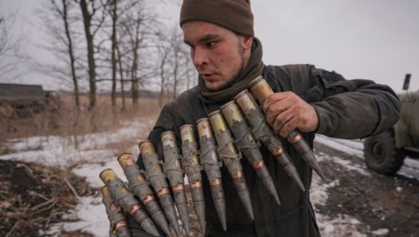 Ukrajinský príslušník armády nesie veľkokalibrovú muníciu pre obrnené bojové vozidlá počas cvičenia v rámci Operácie spoločných síl v kontrolovanom priestore v Doneckej oblasti na východe Ukrajiny