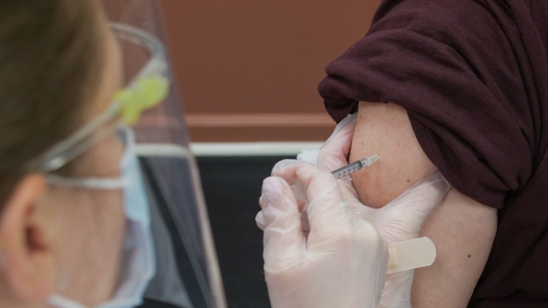 podávanie vakcíny proti koronavírusu